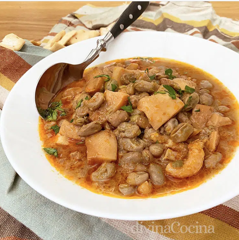 Ensalada de pimientos asados atún y huevo con habas con chocos